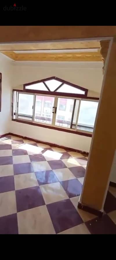 An apartment for sale in Madinat Al-Mi'raj, Zahraa Al-Maadi, distinguished location next to international schools, front view, area 138, old construction, consisting of 3 rooms - reception - 2 bathrooms - kitchen -