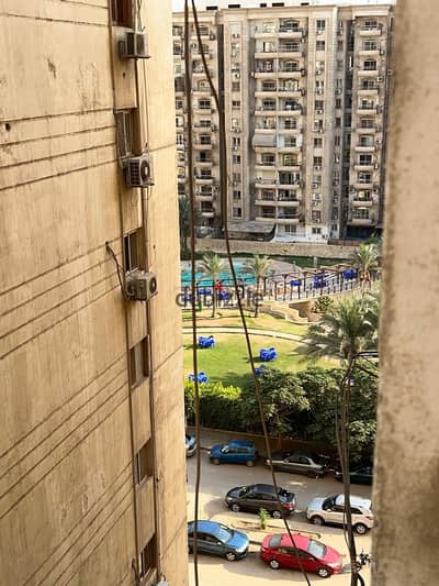 Apartment for sale in Grand City Compound, Zahraa El-Maadi, next to all services. Area 130 m, consists of 2 rooms - reception - kitchen - bathroom - floor 8, there is an elevator.