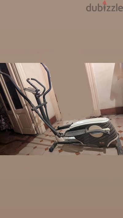 Elliptical machine جهاز  الإليبتيكال (استعمال خفيف مثل الجديد)