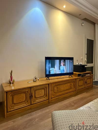 ترابيزه تلفزيون ارو طبيعي قطعه واحده و يمكن تقسيمها ل٣ قطع