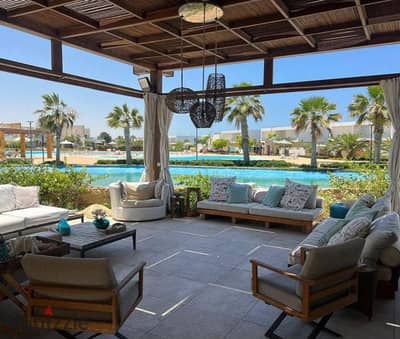 علي خليج راس الحكمة لاول مرة فيلا luxury صف اول علي البحر علي Natural lagoon في مدن الساحل الشمالي بالقرب مراسي  وسول ومرسي بغوش والماظة باي للبيع