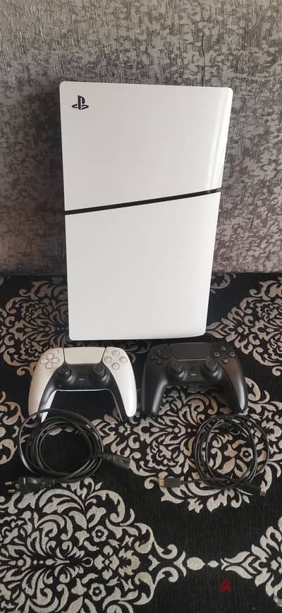 جهاز PS5 Slim بحالة ممتازة + ذراعين أصلية + حساب كامل بألعاب مدفوعة