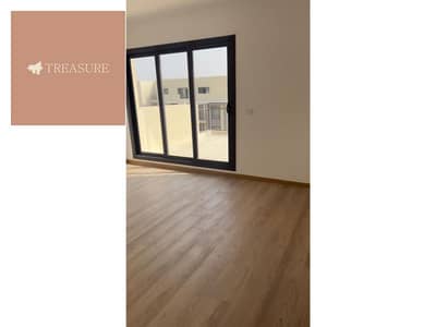شقة بالمطبخ والتكييفات مع رووف للبيع في فيفث سكوير -Fifth Square
