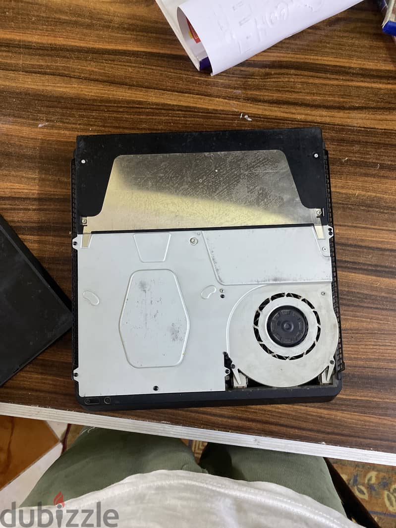 PlayStation 4 slim 1