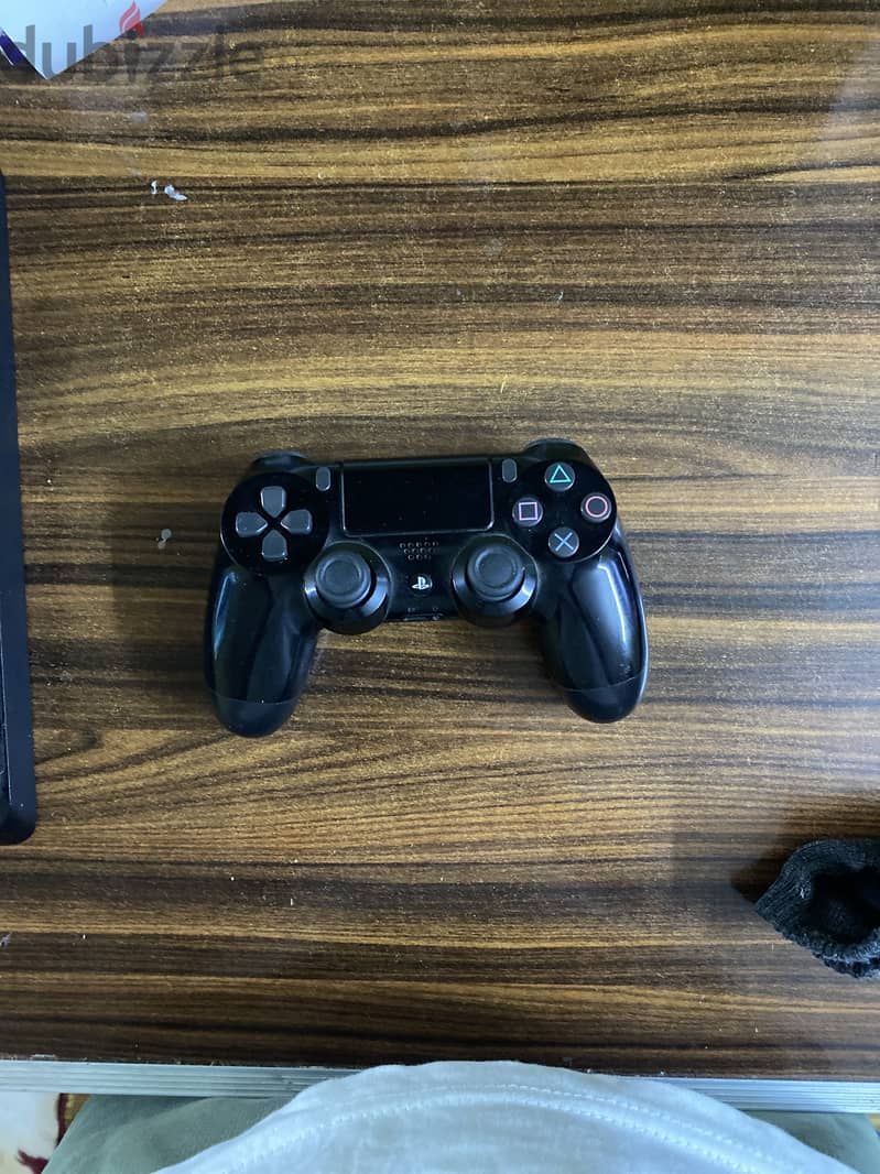 PlayStation 4 slim 3