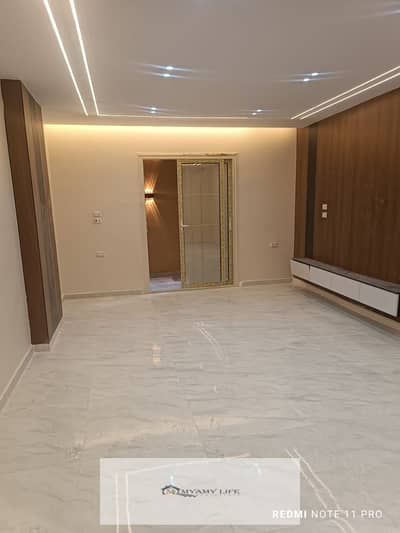 For sale, a 115m apartment, ground floor, behind, with an L-shaped garden.