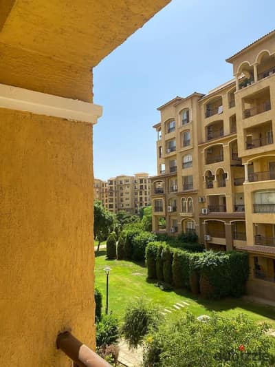 For rent, there is a law in my city for a space of 107 square meters, with 2 bedrooms, 1 bathroom, furnished by a wonderful company with a garden view.