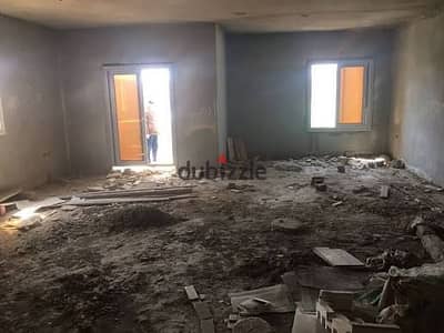 160-square-meter apartment for sale features 3 bedrooms, 2 bathrooms, and an elevator; located on the fourth floor; semi-finishe