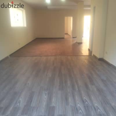 The apartment is for rent with 2 private entrances in West Sumid, adjacent to the first area, at an unbelievable price just minutes from the 26th of July axis. A huge area of 1200m HDF parquet consisting of 8 rooms, 4 bathrooms, a kitchen, and a 250m garden suitable for all purposes, a storage space for the largest companies and clinics or any activity without noise for administrative companies or storage.