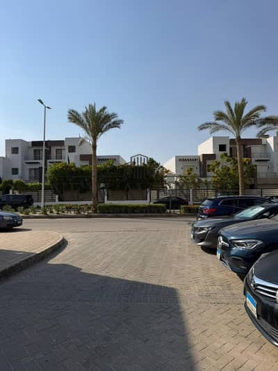 Hyde park ground apartment fully furnished with kitchen and acs overlooking landscape