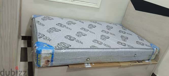 للبيع مرتبتين 120×200 — واحدة جديدة وواحدة مستعملة حفيف