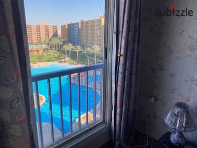 فيو بحري صريح علي الأكوا | شاليه للبيع في بورتو جولف الساحل الشمالي 80م، غرفتين، 2 حمام، فيو مفتوح، 3,300,000 جنيه