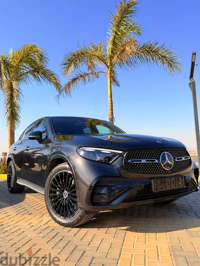 Mercedes-Benz GLC 300 2025الوحييدة مستعملة اسود فرش احمر
