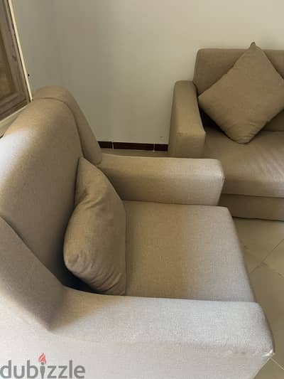 طقم كنب عباره عن كنبه كبيره و٢ كرسي