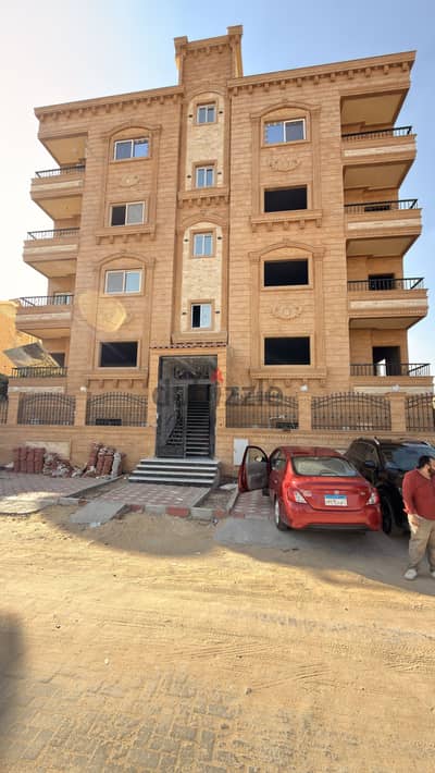 شقة بارقى موقع بالحى المتميز بجوار اكتوبر كلينك على الشارع الرئيسى