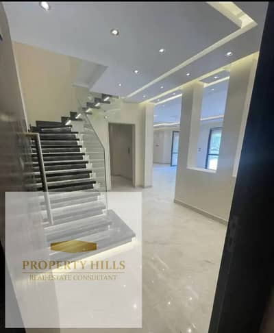 A spacious duplex with a villa-sized area, ready for immediate delivery, located in the heart of New Cairo, next to the American University and directly on 90th Street.     A quiet, family-friendly community with an excellent location and a very attractive