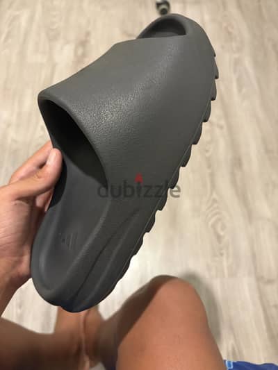 Onyx original yeezy slides size eu 43 with its original box