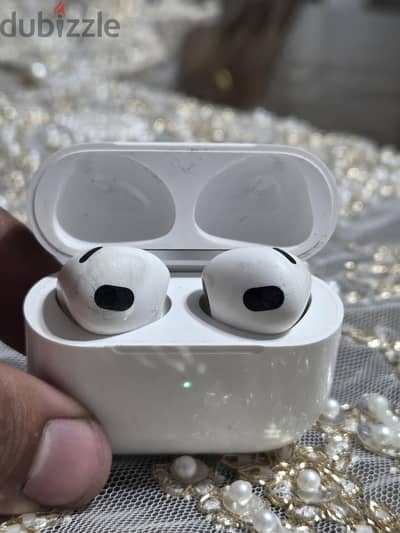 AirPods 3 جيل الثالث حاله كويسه جدا بكابل