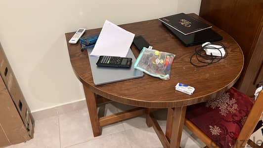 ترابيزه من مفكو مع ٢ كرسي تغلق وتفتح