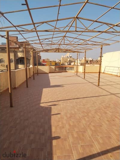 For rent: a 4-room penthouse in area T, suitable only for families, with a prime location.