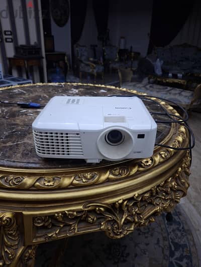 بروجكتر Canon ممتاز مع وصلة HDMI جاهز للعمل على اللابتوب والريسيفر