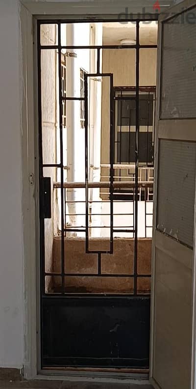 متاح باب بلكونة خدمات حديد بالخلق الحديد باب محمل جدآ وثقيل