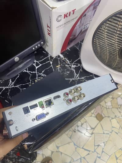 جهاز تسجيل كاميرات المراقبه 4 قنوات وشاشه DEll  للبيع