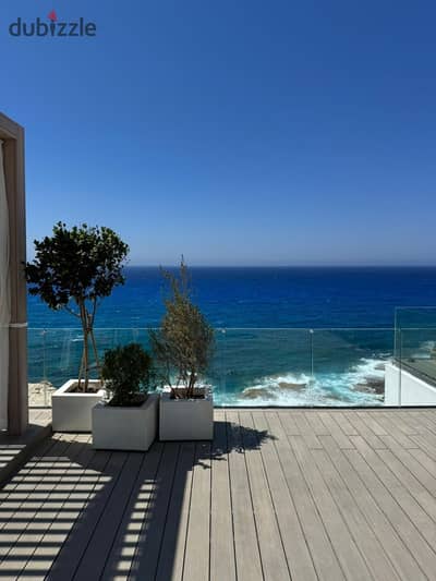 شالية seaview علي بعد 200 للبحر في قلب خليج راس الحكمة بفيو بارنوامي تشطيب فاخر مع التكيفات والمطبخ في مدن الساحل الشمالي بالقرب من سيلفر ساندس للبيع