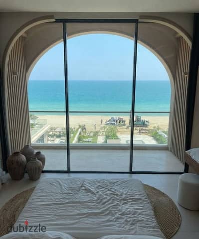 شالية 3 غرف luxury علي البحر مباشرة في خليج راس الحكمة متشطب بالكامل مع التكيفات في افضل مرحلة في وادي يام بالقرب من فوكا باي وسيزر و رملة  للبيع