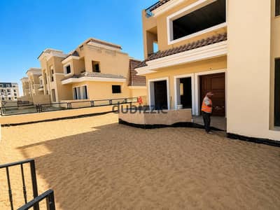 تاون هاوس للبيع 4 غرف  بالتقسيط علي 12 سنة فيو مفتوح علي park علي طريق السويس مباشرة وبالقرب من ماونتن فيو وسوديك في بترفلاي