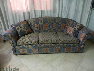 ثلاجة و بوتاجاز و و تليفزيون و عليهم دولاب و ٢ كنبة و ستاير هدية