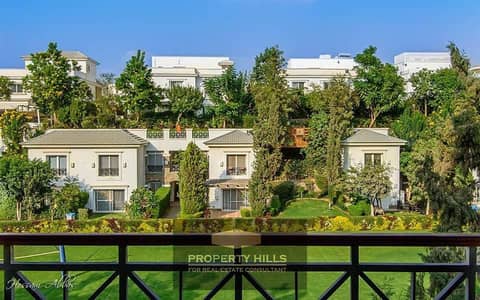 فيلا  متشطبه بحمام سباحه خاص فى ماونتن فيو بالقرب من Hyde Park New Cairo و الجامعه الامريكيه
