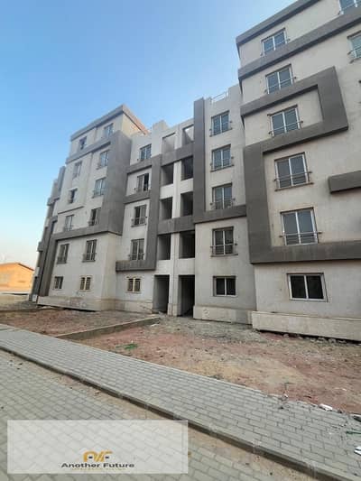 Ground-floor apartment with a garden for sale in the Cairo University Compound, directly on the Dahshur Link Road, Sheikh Zayed.