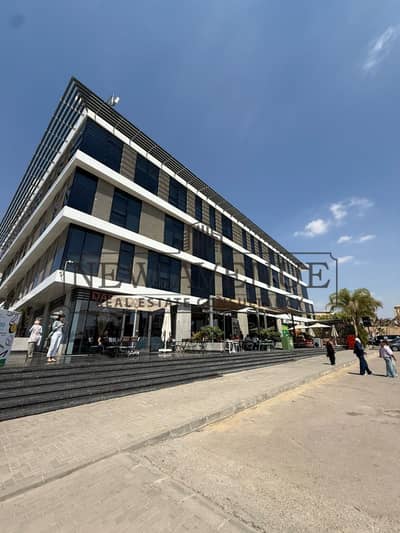 مكتب استلام فوري بمساحة 140 متراً مربعاً مع تراس فيو على البلازا ضمن مشروع Golf Central Zayed