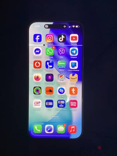 iPhone 16 pro max titanium في خط ظهر فالشاشة كما هو في الصوره