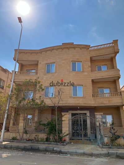 شقة للبيع بموقع مميز وفيو مفتوح، فرصة ممتازة للسكن والاستثمار في موقع هادئ ومميز.