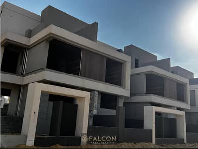 بفيو مفتوح امام AUC التجمع الخامس فيلا توين هاوس مميزة للبيع اقساط 8 س  في الباتيو تاون علي مجور جمال عبدالناصر دقائق من الجولدن سكوير و ميفيدا و هايد