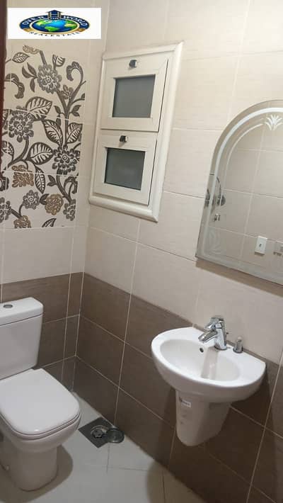 For rent, a vacant apartment in Zahraa Al-Maadi, the seventh section, with air conditioning and a kitchen, super lux finishing, consisting of two bedrooms, a reception, a bathroom, and a kitchen, fourth floor, rear elevator