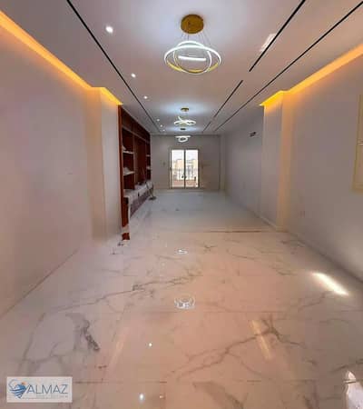 شقه فاضيه اول سكن  200 متر للايجار بالمطبخ والسخانات في اللوتس الشماليه في التجمع الخامس تقع مباشرة على شارع التسعين الشمالي