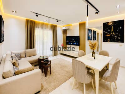 شقة مفروشة فرش فندقي للإيجار في سرايات المعادي، تضم غرفتي نوم وحمامًا، بتصميم أنيق وتشطيبات راقية، في موقع هادئ ومميز قريب من الخدمات.
