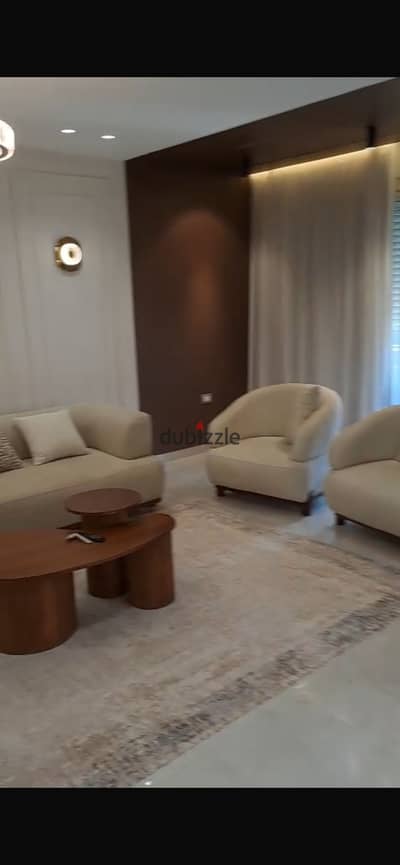 Furnished apartment for rent in the compound of Cairo University, first floor with balcony, 3 rooms including a master room and 2 bathrooms, northern and corner with a view of España Plaza and the boulevard