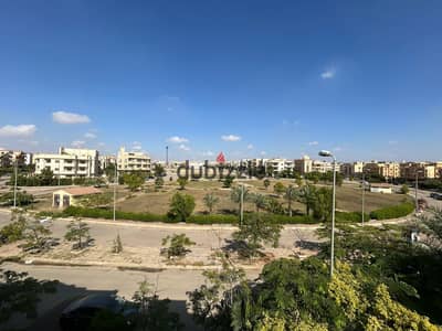 Apartment for Sale in the 9th District – Sheikh Zayed  Prime location on a main square in Neighborhood 1; situated within a north-facing villa.  Apart