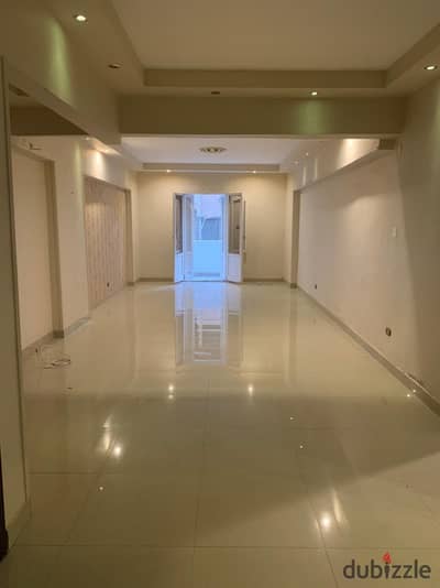 شقة للإيجار السكنى 165 م بسموحة خطوات من الأندلسية و شارع مصطفي كامل / مطبخ بدواليب