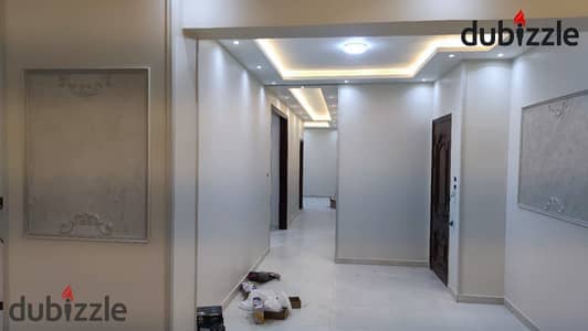 شقة ايجار في اسكان الجامعة الامريكية أمام نادي الزهور ، 290 متر ، ارضي مرتفع ، 2 جاردن ، أول سكن