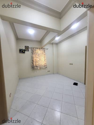 Apartment for rent in the third neighborhood of the Fifth Settlement behind Fatima Al-Sharbatly Mosque with kitchen, stove, and water heaters, 4-room apartment