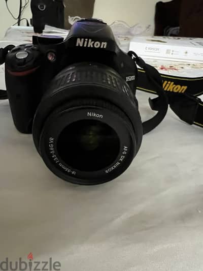 18-55mm  بحالة الزيرو مع عدسة  Nikon D5200 كاميرا