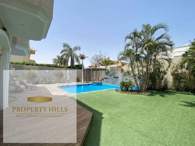 Villa for sale in a compound of villas only, ready for delivery and inspection with a cash payment of only 30% for contracting in a vital location next to the American University.