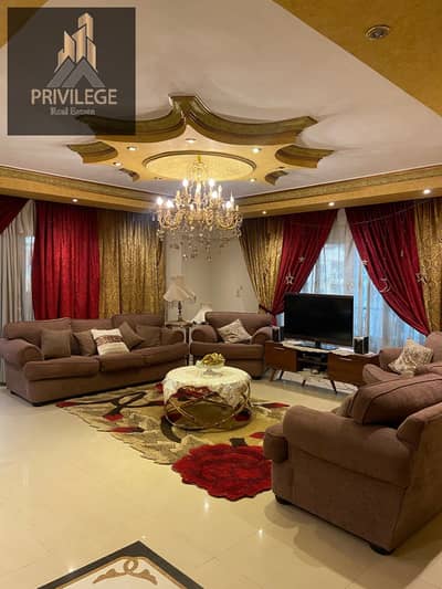 Apartment for sale in Sector 7 with a prime location, and the sale includes the kitchen and air conditioning.