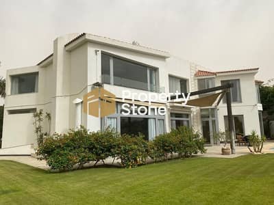 فيلا للبيع في قطامية هايتس متشطبة بالتكييفات على الجولف و البحيرات مباشرة بحمام سباحة خاص