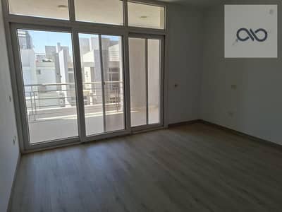 Townhouse middle for sale – Al-Maqsad | The Administrative Capital Villa townhouse middle with a modern design and a distinctive area of 402 meters, super lux finishing, ready for immediate housing, and its location